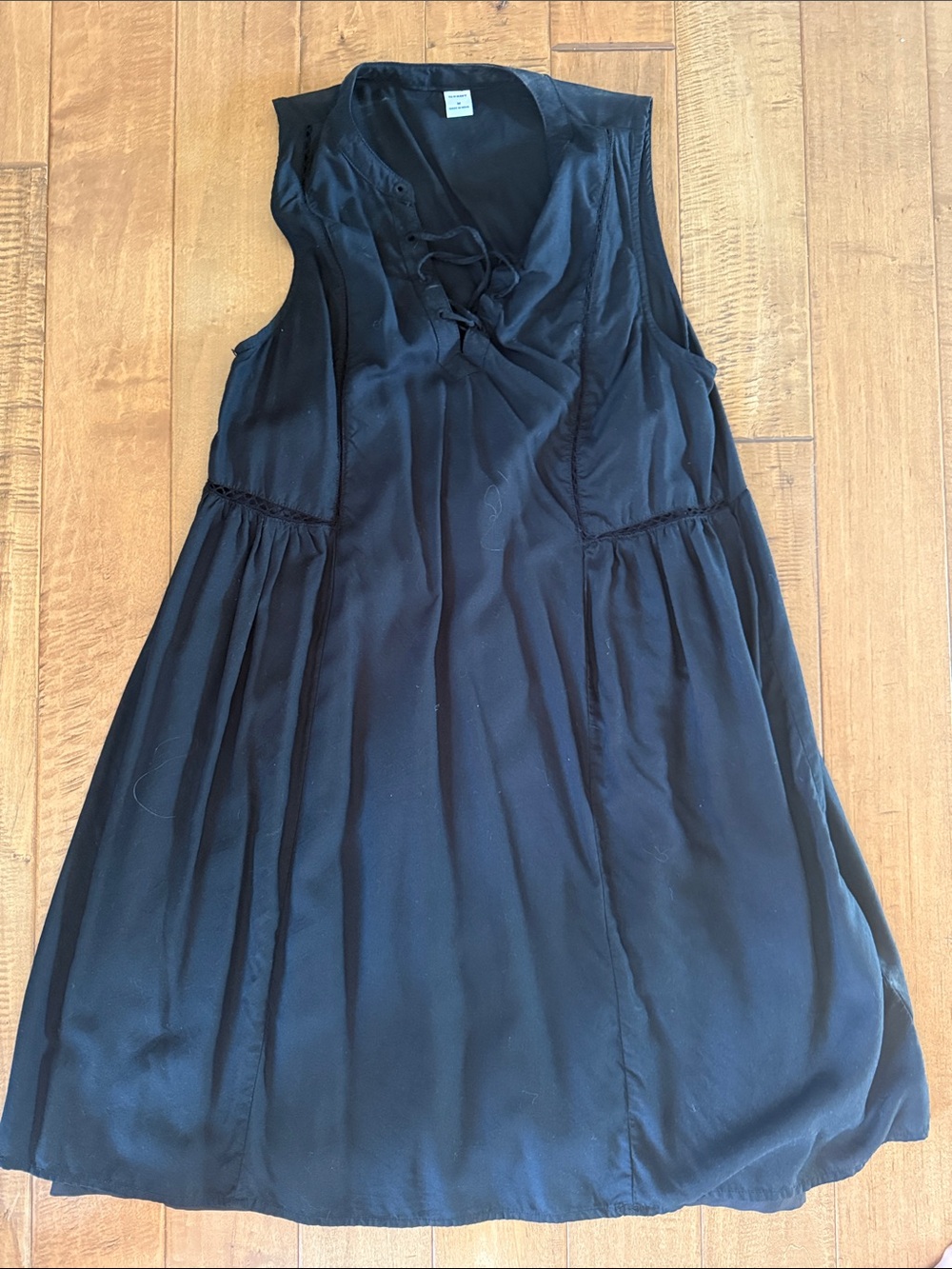 Old Navy Sleeveless Black V-Neck Tie Front Dress